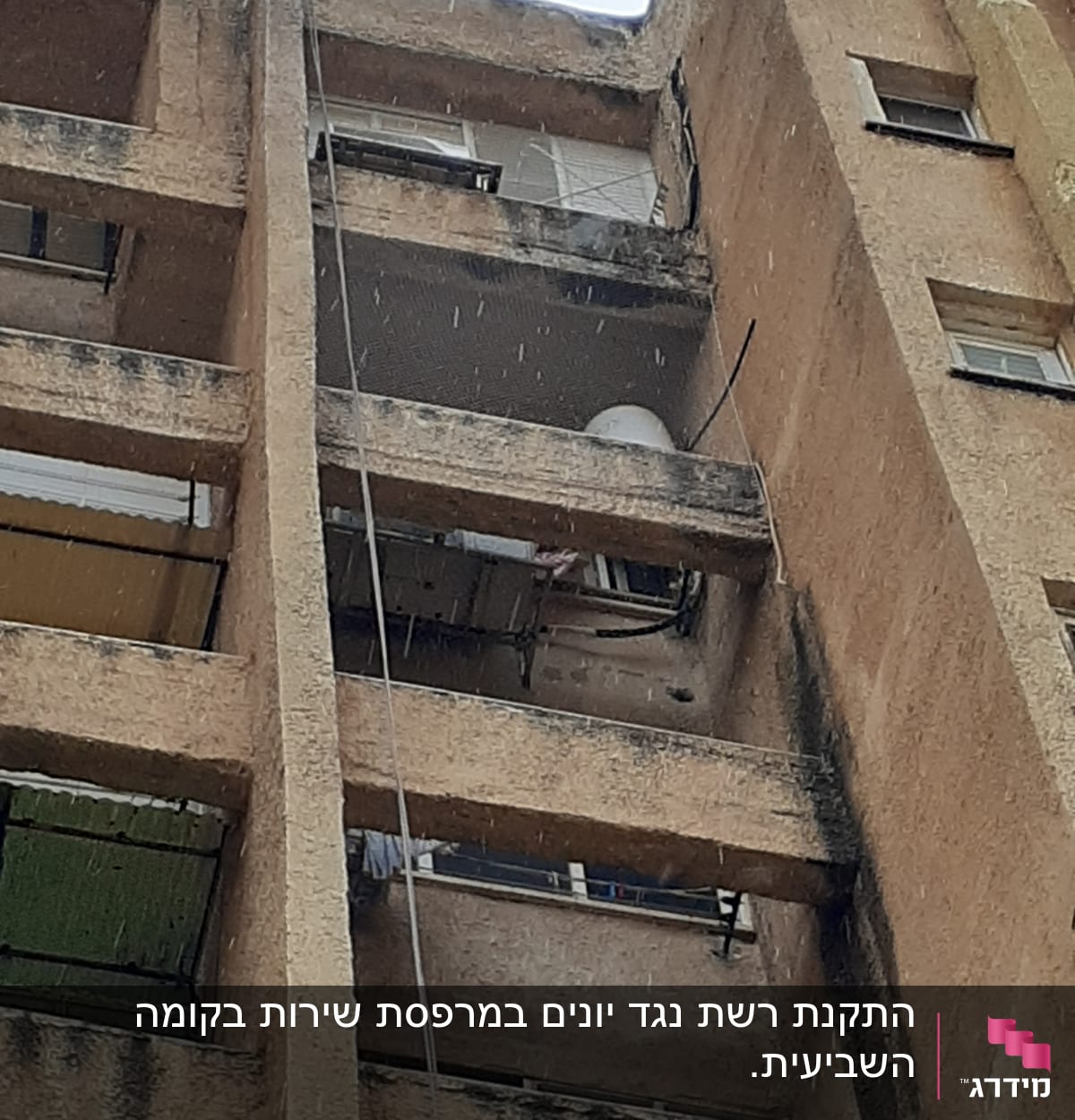 רשת מונעת כניסת יונים במרפסת בניין